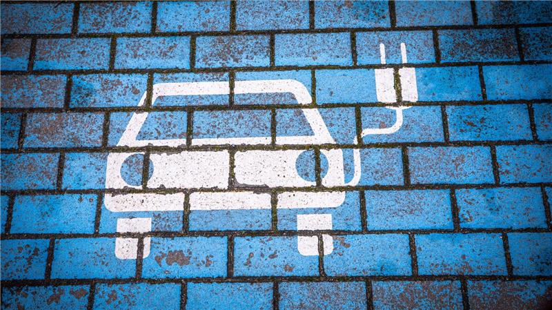 Wo und wie Elektroautos geladen werden können, spielt für ihre Verbreitung eine wichtige Rolle. (Archivbild)