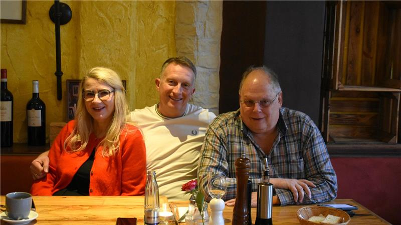 „Lieblingsitaliener“ Rigoletto in Goslar zieht die Notbremse Sandra und Daniel Voltjes rücken mit Mario Jaschke auf einer Bank im Rigoletto zusammen, damit noch ein weiterer Tisch vergeben werden kann. Sie sind Stammgäste.