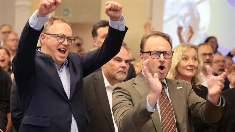 Kein Exzellenztitel in Nordwest – Mohrs: Ziel nicht erreicht Woanders war die Freude hingegen groß, wie hier bei Andreas Marx (rechts), Präsident der Friedrich-Schiller-Universität Jena, und Thüringens Ministerpräsident Mario Voigt (CDU).