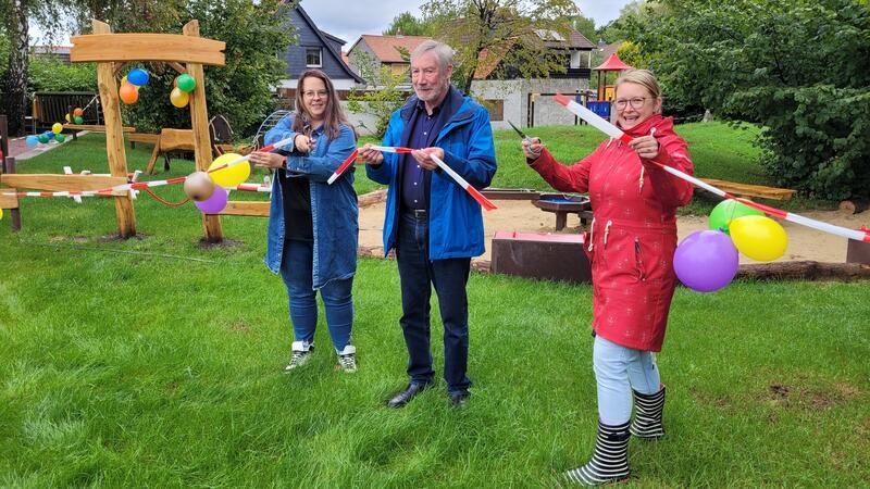 Holzpferd und Matschküche: Kita Bündheim hat neues Außengelände Wochenlang trennte ein Flatterband die Kinder von ihrem Außengelände. Am Mittwoch wurde es nun zerschnitten.