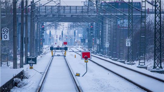 Wochenlanger Frost führte im Januar und Februar zu Verzögerungen bei der Sanierung der Bahnstrecke Hamburg-Berlin. (Archivbild)