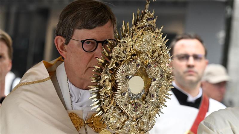 Woelki trägt Monstranz bei verkürzter Fronleichnamsprozession wegen Wetters am Kölner Dom