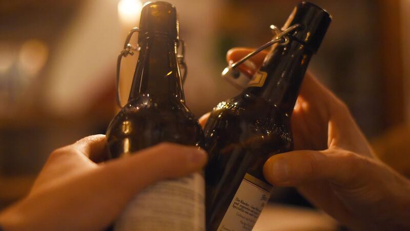 Wie Bier die Gesundheit und das Körpergewicht beeinflusst Wohl bekomms: Männer trinken besonders viel Bier.