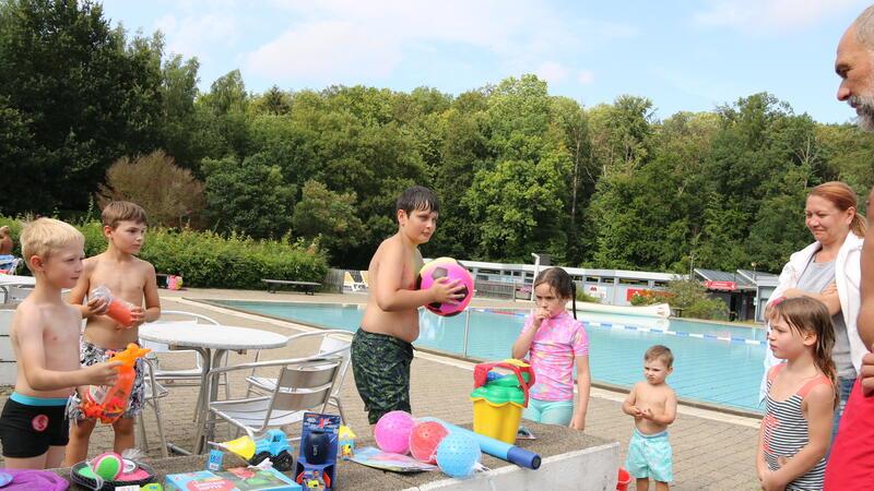 Fehlende Freibadgäste bereiten Sorgen Wohl dem, der da ist: Den Teilnehmern des Freibadfestes winken attraktive Preise.