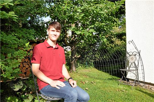 Wohlfühloase: Im grünen Garten daheim mit der großen Eiche sowie den vielen Gewächsen und Vogelhäuschen schlägt das Biologen-Herz von Lars Albrecht höher. Der Naturwissenschaftler mit dem Faible für Latein hat am CvD-Gymnasium mit der Traumnote 1,0 sein Abitur bestanden. Foto: Heine