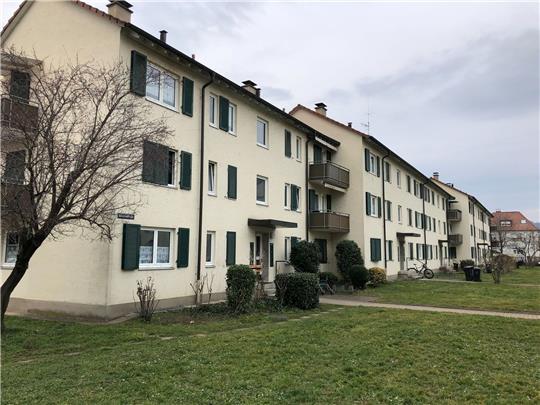 Wohnblocks der Wohnbau Lörrach: Die Stadt will die Wohnungen umwandeln und ein Flüchtlingsheim schaffen.