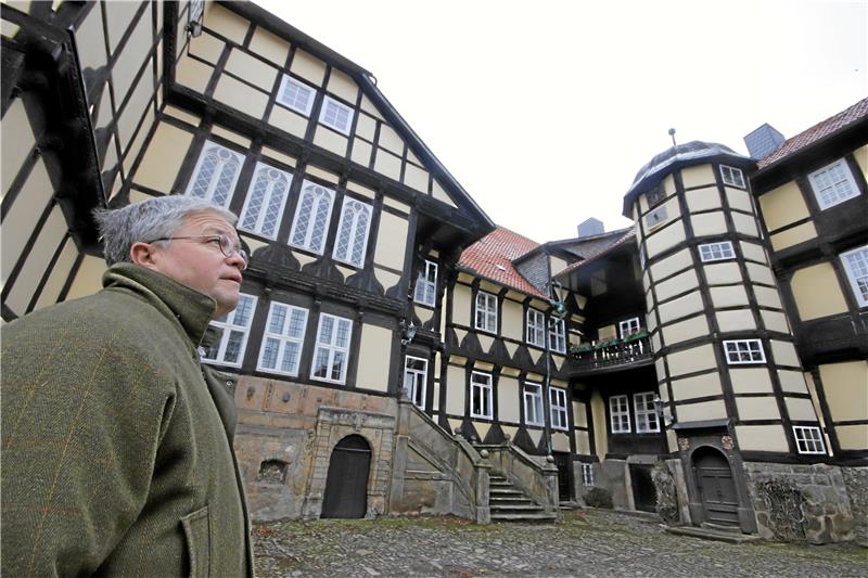 Wohnen in historischer Architektur: Friedrich von Wallmoden im Schlosshof des Guts in Alt Wallmoden.  Archivfoto: Gereke
