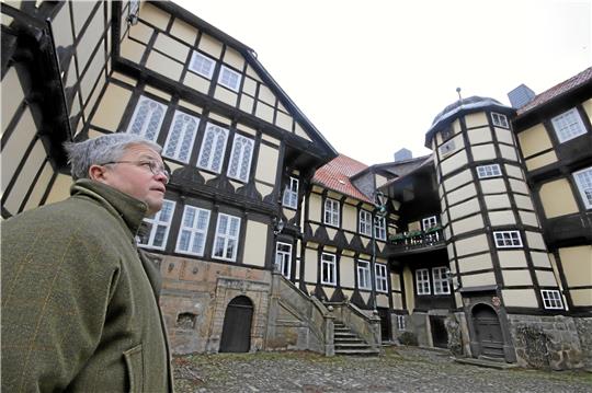 Wohnen in historischer Architektur: Friedrich von Wallmoden im Schlosshof des Guts in Alt Wallmoden.  Archivfoto: Gereke