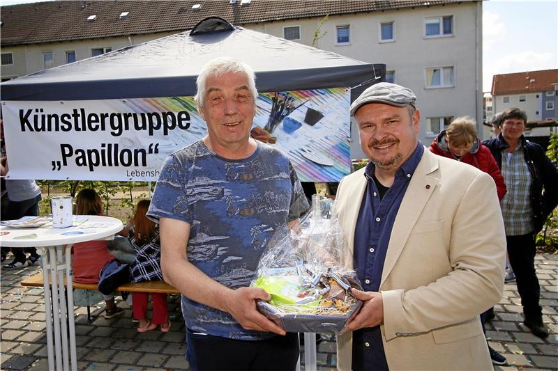 Wohngesellschaften-Geschäftsführer Jan-Hendrik Fischer (rechts) bedankt sich bei Andreas Wessling. Er hat sich den Namen Brommi-Park ausgedacht. Foto: Epping