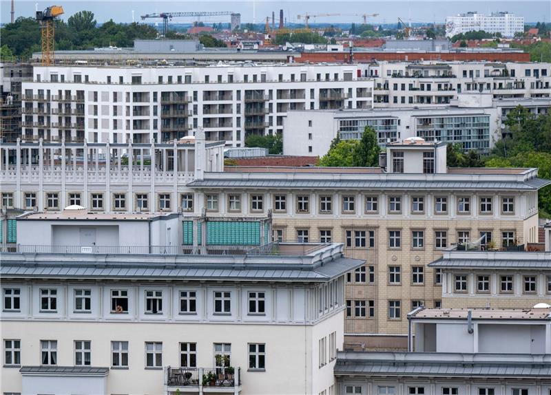 Wohnhäuser in der Bundeshauptstad: Das Gesetz soll Vermieter zu energetischen Sanierungen anregen. Mietern soll es einen Anreiz zu energieeffizientem Heiz-Verhalten geben.