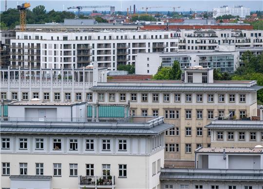 Wohnhäuser in der Bundeshauptstad: Das Gesetz soll Vermieter zu energetischen Sanierungen anregen. Mietern soll es einen Anreiz zu energieeffizientem Heiz-Verhalten geben.