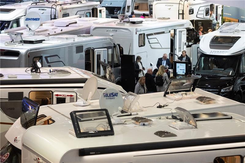 CIVD: Caravaning-Geschäft pendelt sich auf hohem Niveau ein Wohnmobile in einer Halle der Messe Caravan Motor Touristik (CMT).