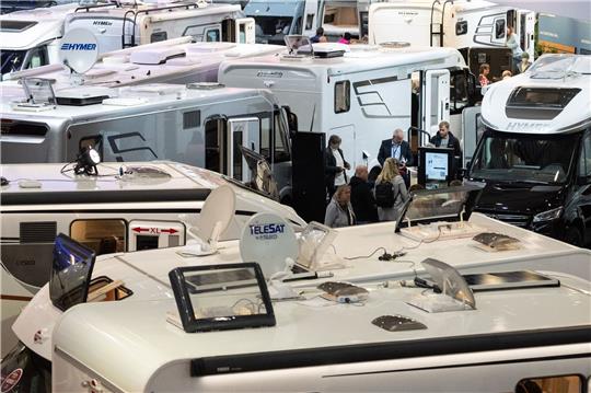 CIVD: Caravaning-Geschäft pendelt sich auf hohem Niveau ein Wohnmobile in einer Halle der Messe Caravan Motor Touristik (CMT).