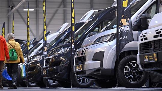 Wohnmobile können höhere sechsstellige Summen kosten und sind nicht für jedermann erschwinglich. (Symbolbild)