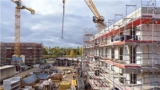 Wohnungen können nach Ansicht der Branche deutlich günstiger gebaut werden als bislang. (Archivbild)
