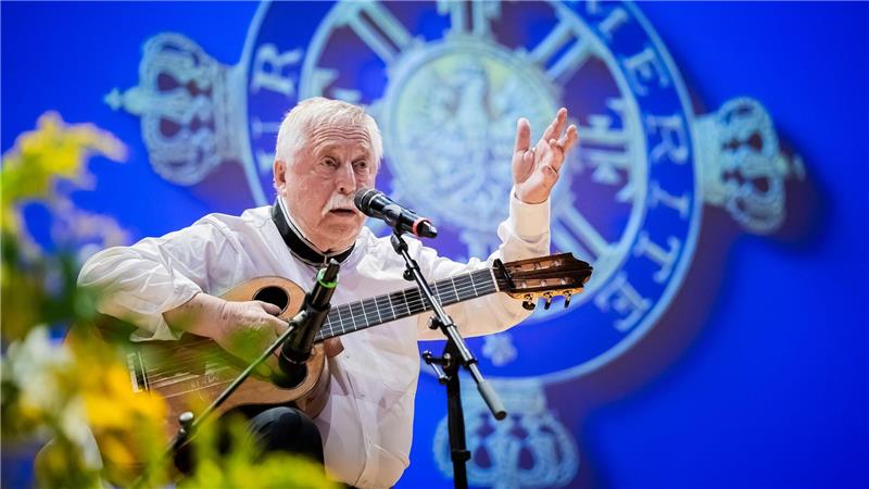 Wolf Biermann mit dem Orden pour le mérite ausgezeichnet Wolf Biermann singt sein berühmtes Lied „Ermutigung“.