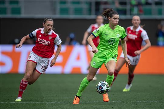 Wolfburgs Dominique Janssen (r) spielt gegen Arsenals Katie McCabe.