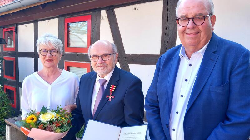 Heinz-Jürgen Wiechens erhält hohe Auszeichnung Wolfenbüttels Landrätin Christiana Steinbrügge und Amtsnachfolger Michael Hausmann nehmen den frisch gebackenen Bundesverdienstkreuzträger Heinz-Jürgen Wiechens in die ihrer Mitte.