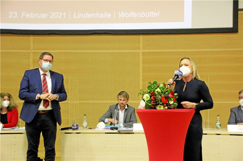 SPD schickt Dunja Kreiser für Wahlkreis 49 ins Rennen Wolfenbüttels SPD-Unterbezirkschef Marcus Bosse (li.) mit Dunja Kreiser, die die Wahl zur Bundestagskandidatin für den Wahlkreis 49 annimmt. Fotos: Düber
