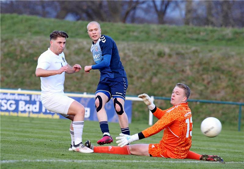 Erst am Ende wird es richtig deutlich Wolfenbüttels zweifacher Torschütze Linus Queißer scheint in dieser Szene TSG-Schlussmann Niklas Hanns zu überwinden, der Ball geht aber am Kasten vorbei. Kay Petermann (li.) kann nicht mehr eingreifen. Foto: Neuendorf