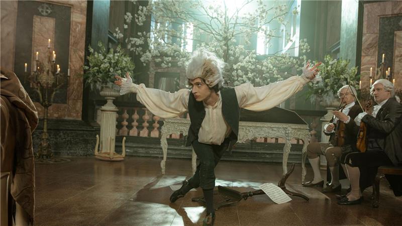 „Mozart/Mozart“: ARD-Serie feiert ein vergessenes Wunderkind Wolfgang Amadeus Mozart (Eren M. Güvercin) ist kein einfacher Mensch.