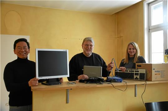 Wolfgang Dahncke (Mitte) hat eine Idee, das Projekt „Laptops4Goslar“ weiterzuentwickeln. Unterstützung bekommt er von Levke Ermert von der Freiwilligenagentur und von Stephani-Pfarrer Gilsu Jang, der Gemeinderäume zur Verfügung stellt.  Foto: Kempfer