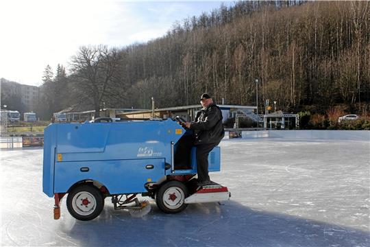 Wolfgang Dorns größte Leidenschaft neben der Musik ist die Freiluft-Eisbahn in Bad Harzburg. Foto: Jenzora