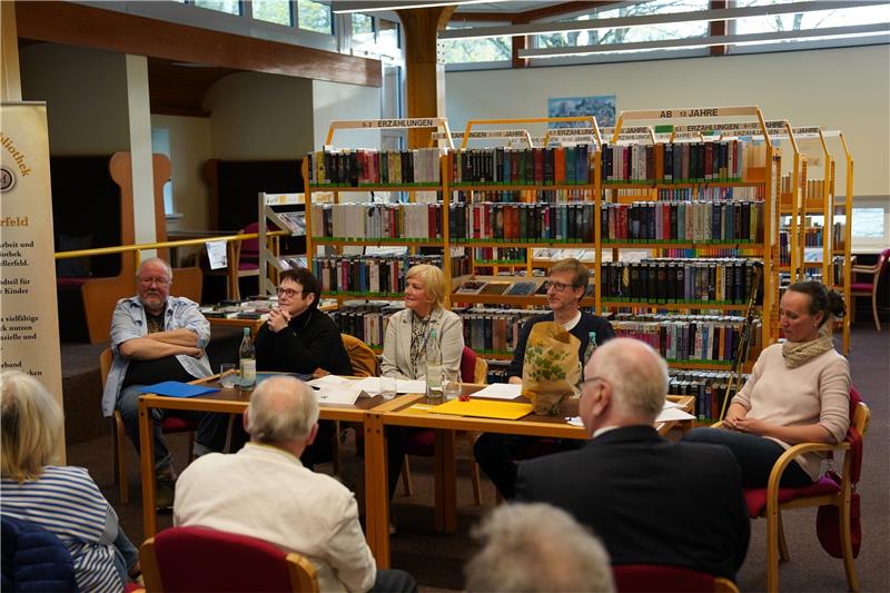 Neue Aktion in der Bibliothek: Speed-Dating für Bücher Wolfgang Hartmann, Anna Bordeaux, Petra Stein, Frank Seifert und Dr. Jeannette Lex (v.li.): Der zweite Vorsitzende Hartmann scheidet aus dem Vorstand aus. Seinen Platz übernimmt Frank Seifert. Foto: Bode