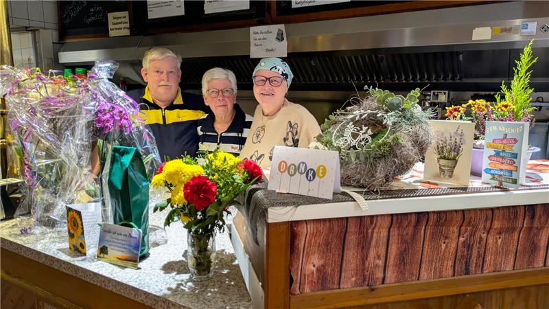 Eine Ära geht zu Ende: Harzer Kultimbiss schließt nach 48 Jahren Wolfgang, Heide und Gaby Löwe (v.l.) können sich vor Geschenken kaum retten.