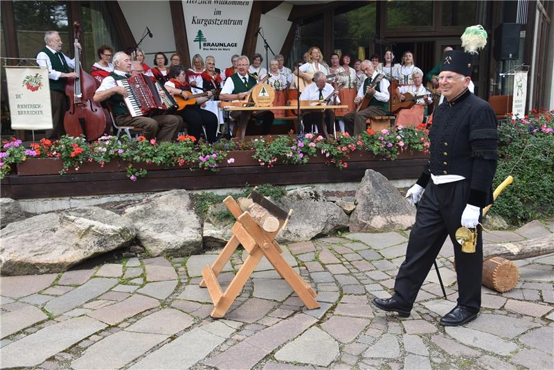 Harzer Lieder locken in Braunlage 350 Besucher an Wolfgang Holly (vorn) aus St. Andreasberg in der Rolle des Bergmannes beim gemeinsamen Konzert von Heimatbund und Harzklub auf der Außenbühne des Kurgastzentrums für das Steigerlied. Foto: Breutel