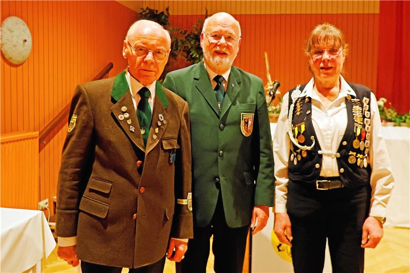 Schützen verlieren seit Jahren kontinuierlich Mitglieder Wolfgang Just (Mitte) ehrt Jürgen Sikora und Jörna Kreinacke . Foto: Epping