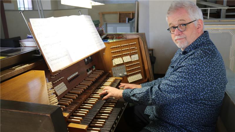 Wolfgang Knuth an der Orgel von St. Stephani.