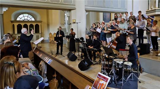 Wolfgang Knuth dirigiert die Musikerinnen und Musiker bei der Uraufführung der Bier-Kantate "Das Lob der Goßlarschen Gose" in der Stephanikirche.