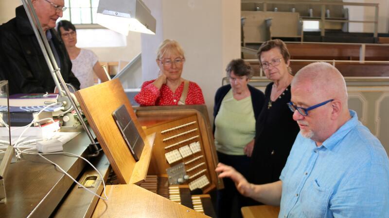 Zum Gedenken: Orgelkonzert in Goslarer St.-Stephani-Kirche Wolfgang Knuth erklärt seinen Zuhörern, warum nicht jeder, der Klavier spielen kann, auch etwas vom Orgelspiel versteht.