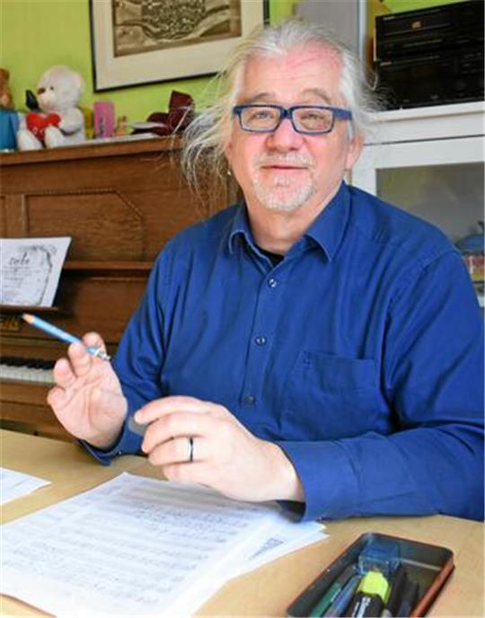 Wolfgang Knuth hat beim Komponieren schon mal den Schalk im Nacken.