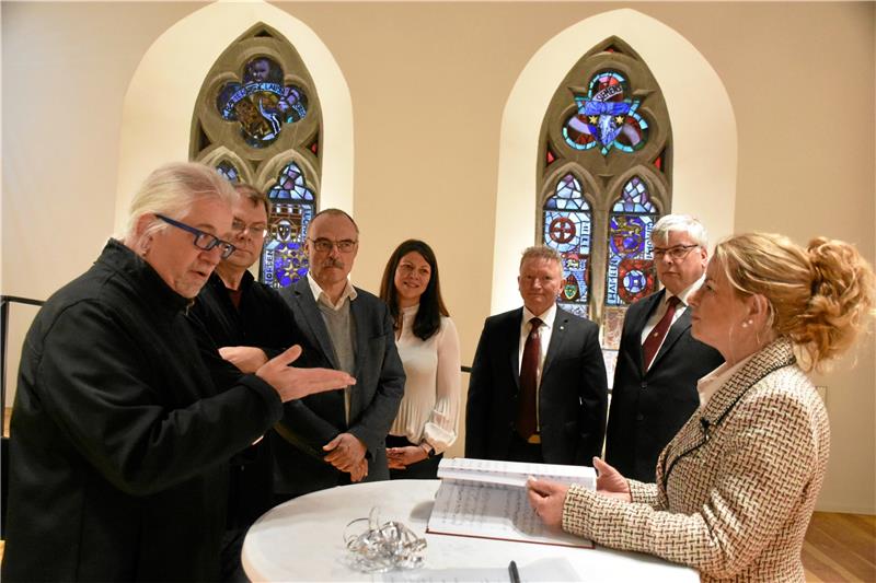 Gosebierkantate soll dieses Jahr gesungen werden Wolfgang Knuth (li.) erläutert Urte Schwerdtner (re.) auf der Rathausdiele die Komposition der Gosebierkantate. Mit dabei (v.li.) Odin Paul, Jens Kloppenburg, Marina Vetter sowie Thomas Bothe und Christian Hoffmann von der Harz-Loge. Foto: Kempfer