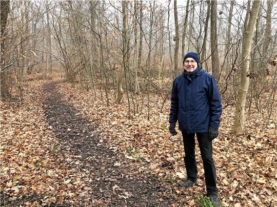 Wolfgang Kummer meidet die von Reitern zerstörten Wanderpfade. Kleines Bild: Mit an Bäumen angebrachten Zetteln entschuldigt sich Sven Dörge für seine Reitkollegen. Fotos: Wolpers