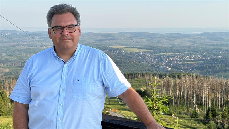Das Foto zeigt einen Mann auf einem Berg.