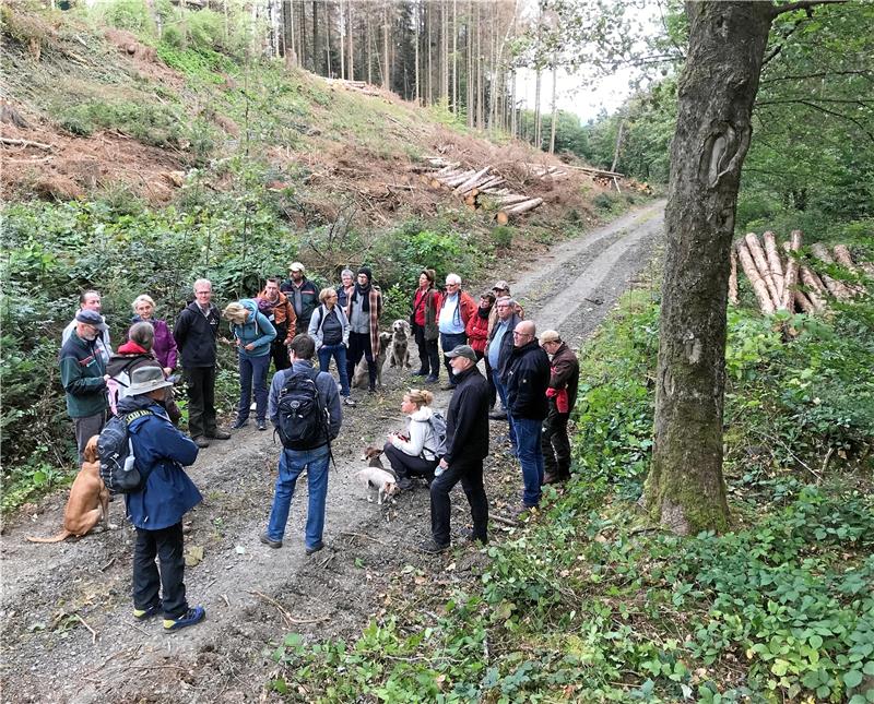 Wolfgang Lebzien erläutert den Rats- und Vereinsmitgliedern bei der Waldbegehung, wie es um den Goslarer Stadtwald steht.  Foto: Stadtforst Goslar