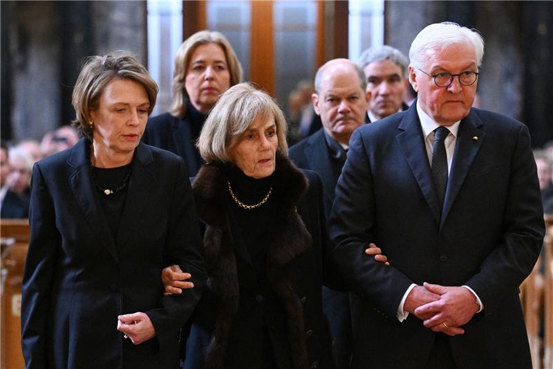 Wolfgang Schäubles Witwe Ingeborg Schäuble (M) wird von Bundespräsident Frank-Walter Steinmeier und seiner Frau Elke Büdenbender in den Berliner Dom geführt. Dahinter: Bundestagspräsidentin, Bärbel Bas, Bundeskanzler Olaf Scholz und der Präsident des Bundesverfassungsgerichts, Stephan Harbarth.