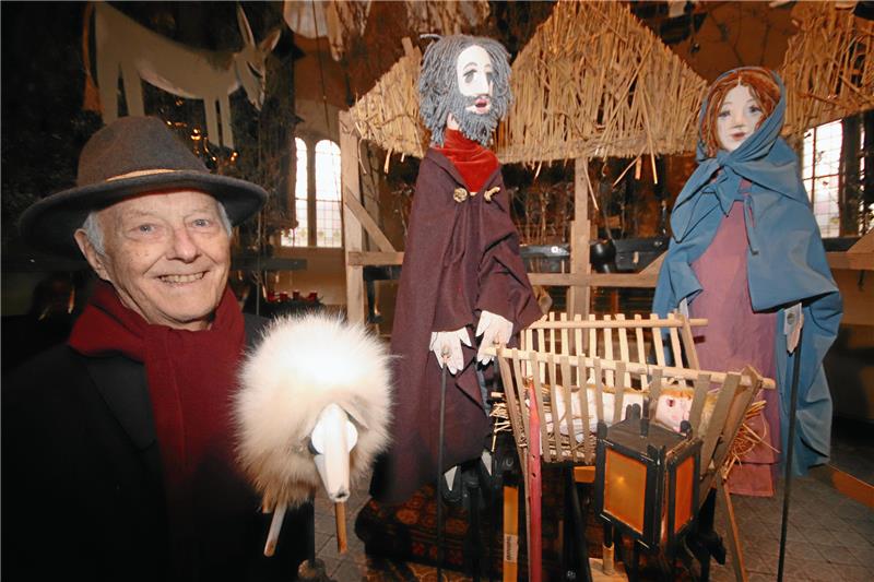 Hinter den Kulissen einer Legende Wolfgang Spittler ist von Anfang an der Regisseur des Stückes – auch jetzt wieder mit seinen 96 Jahren sitzt er auf dem Regiestuhl. Foto: Gereke