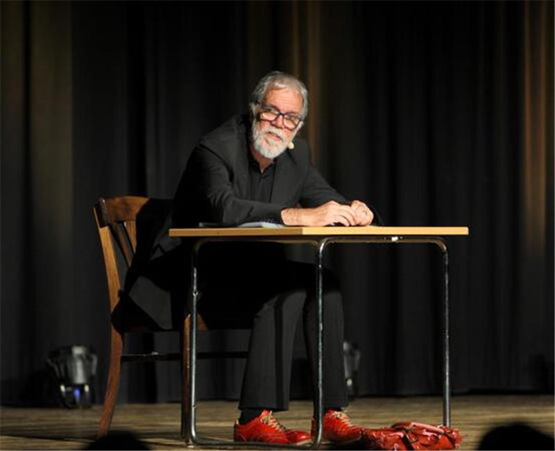 Wolfgang Trepper nicht mit roten Socken aber mit roten Schuhen.