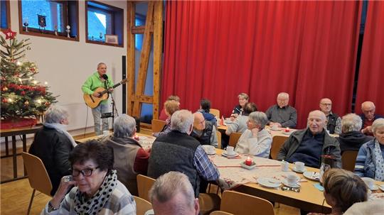 Wolfgang Wethkamp unterhält die Besucher musikalisch.