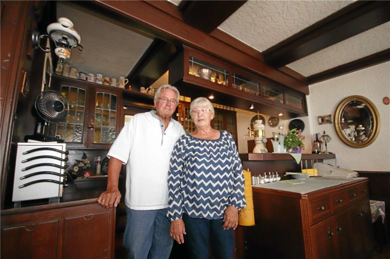 Wolfgang und Regina Zelies im Gastraum ihres „Dorfkrugs“. Da ein Nachfolger nicht in Sicht ist, müssen sie weitermachen. Die beiden 67-Jährigen haben jetzt begonnen, Reservierungen für Weihnachten und Silvester entgegenzunehmen.  Fotos: Gereke