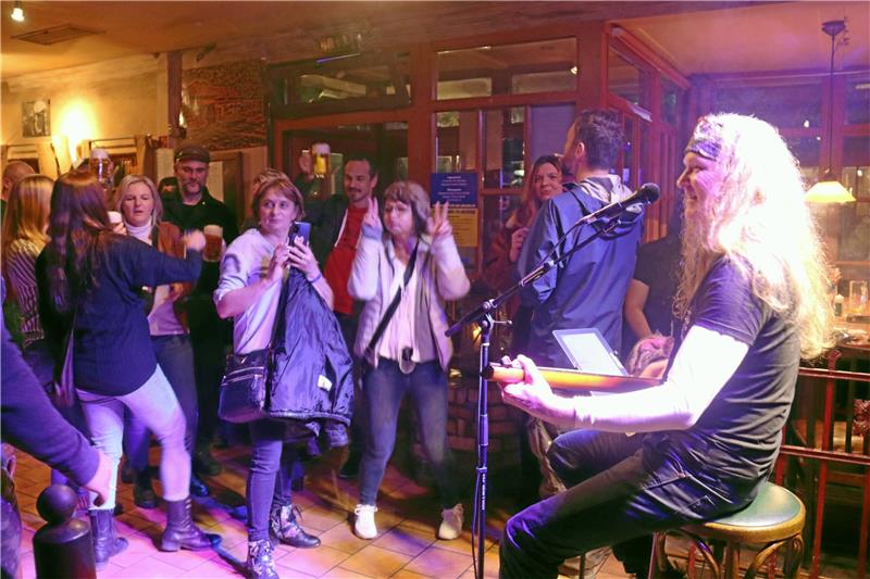 Honky Tonk in Goslar: Neun Bands und fünf Stunden Party Wolfs Vision in „Minnas alter Liebe“: Sänger Torsten Wolf tritt als „kleinste gemeinsame Band“ auf. Fotos: Hartmann