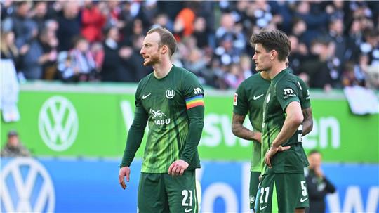Wolfsburg muss im Abstiegskampf auf Maximilian Arnold (l) verzichten. (Archivbild) 