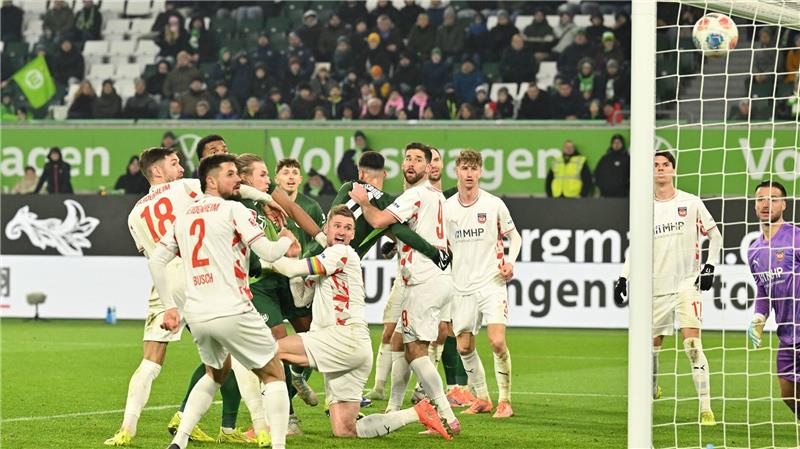 Wolfsburger Ausgleich: Moritz Jenz trifft zum späten 1:1 gegen Heidenheim.