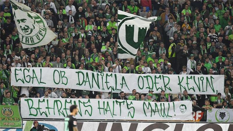 Fan-Protest gegen Profi Kevin und Politikerin Behrens Wolfsburger Fans protestieren gegen Spieler Kevin Behrens und Niedersachsens Innenministerin Daniela Behrens.