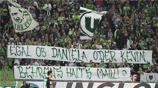 Wolfsburger Fans protestieren gegen Spieler Kevin Behrens und Niedersachsens Innenministerin Daniela Behrens.