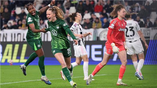Wolfsburger Jubel: Torschützin Vivien Endemann und ihre Teamkollegin Lineth Beerensteyn (l) feiern den Treffer zum 1:0 bei Juventus Turin.